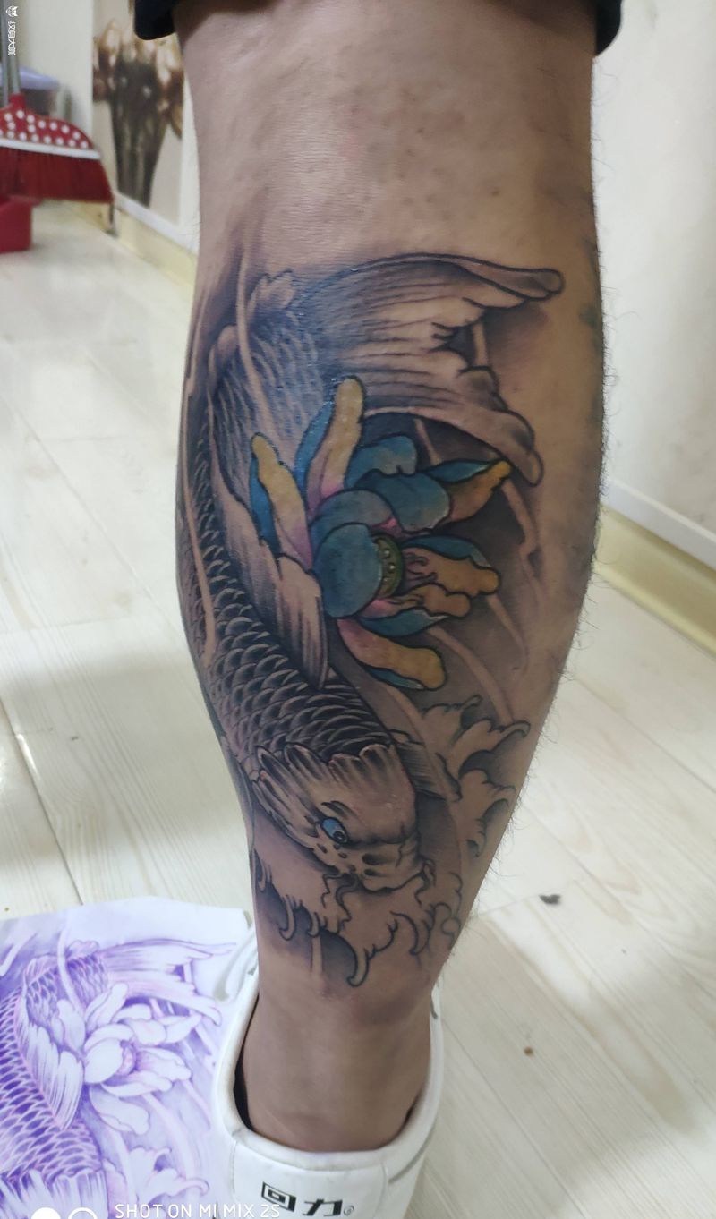 鲤鱼纹身图片_腿部新传统纹身图案