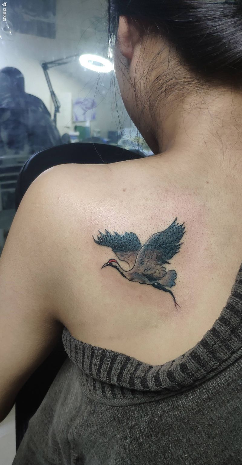 遮盖字母纹身图片_肩部新传统纹身图案