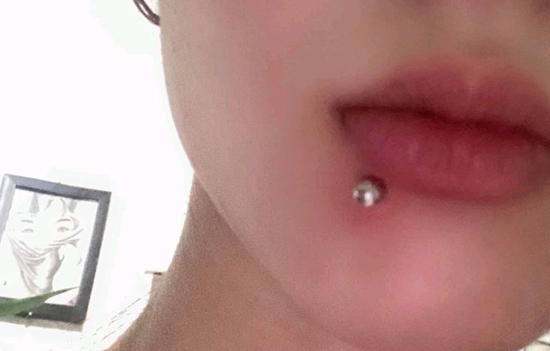 穿孔纹身图片_颈部点刺纹身图案