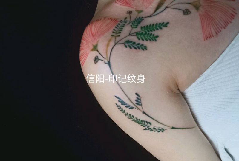 花纹身图片_胸部纹身图案