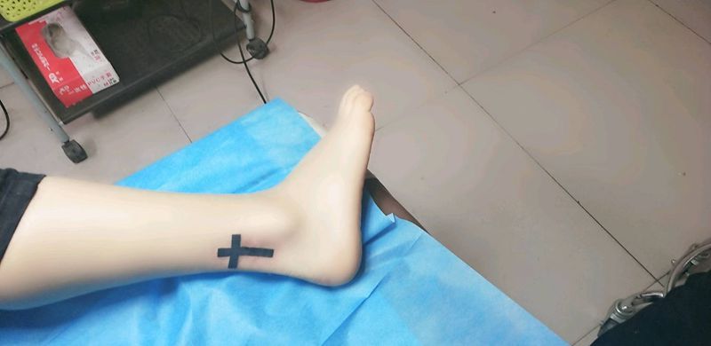 十字架纹身图片_腿部纹身图案