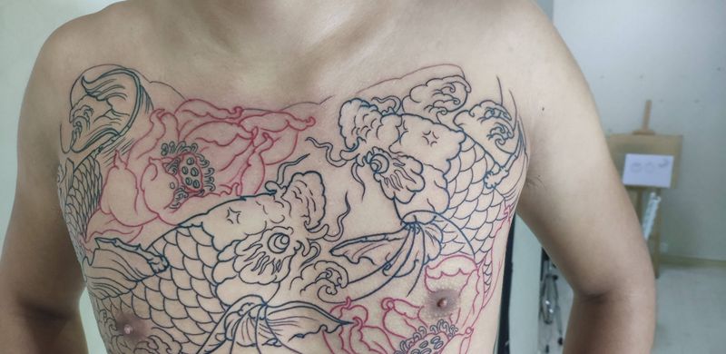 鲤鱼线条纹身图片_胸部纹身图案