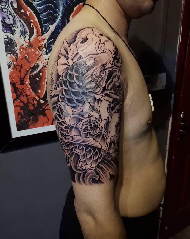 招财鱼纹身图片_肩部手臂新传统纹身图案