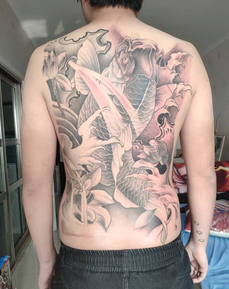 满背鲤鱼纹身图片_背部新传统鲤鱼纹身图案