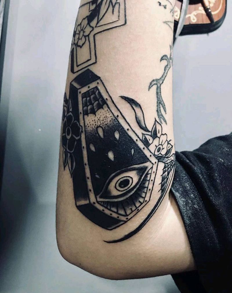 一个十字架一个棺材板纹身图片