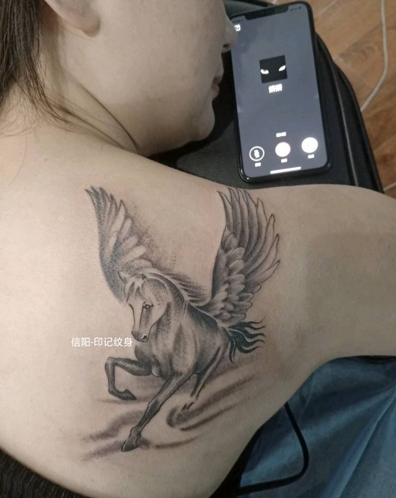 马纹身图片_肩部纹身图案