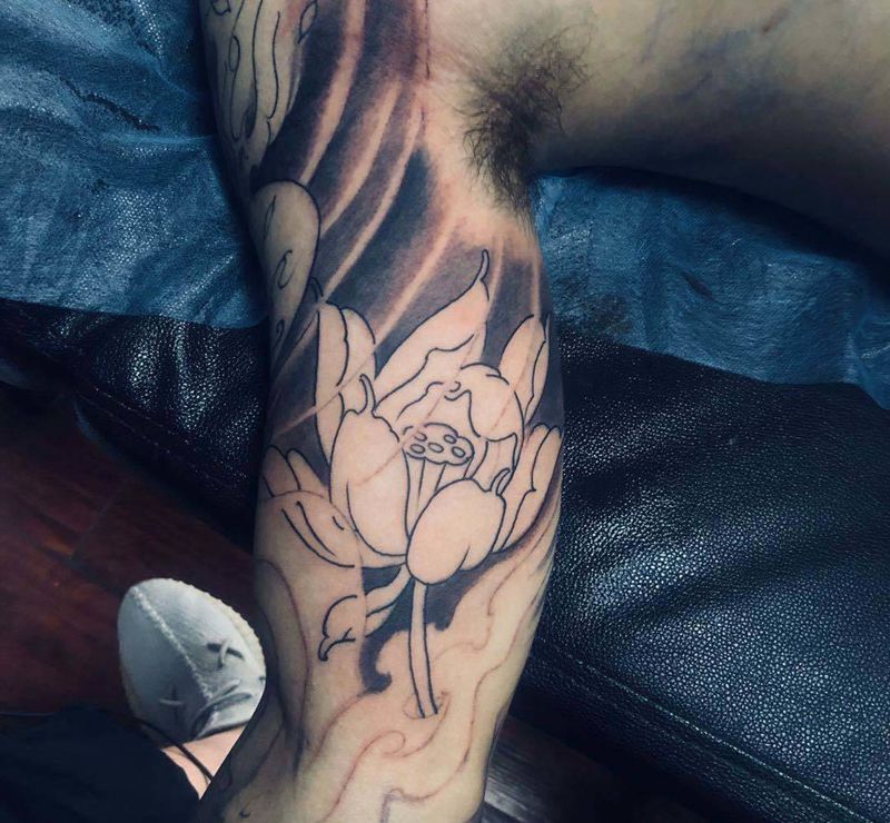 大臂荷花纹身图片_手臂纹身图案
