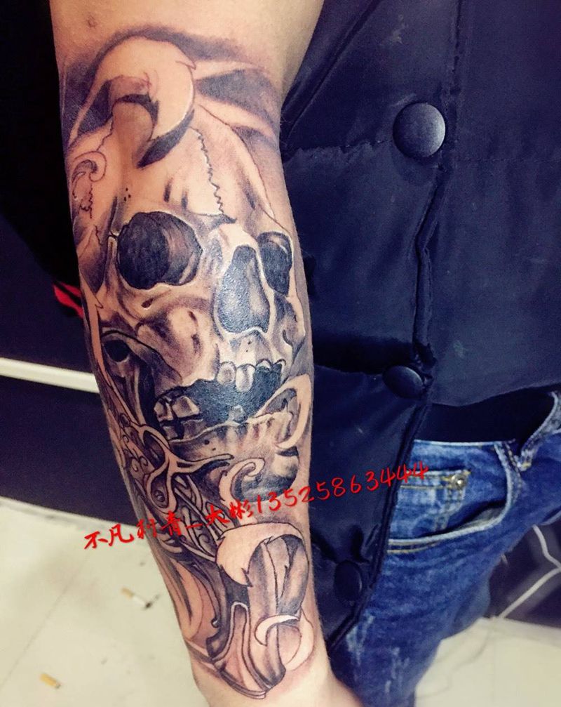 枪花骷髅纹身图片