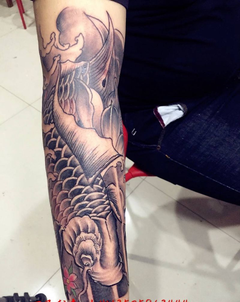 小臂鲤鱼纹身图片_动物传统手臂纹身图案