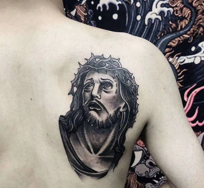后背耶稣纹身图片_背部欧美写实纹身图案