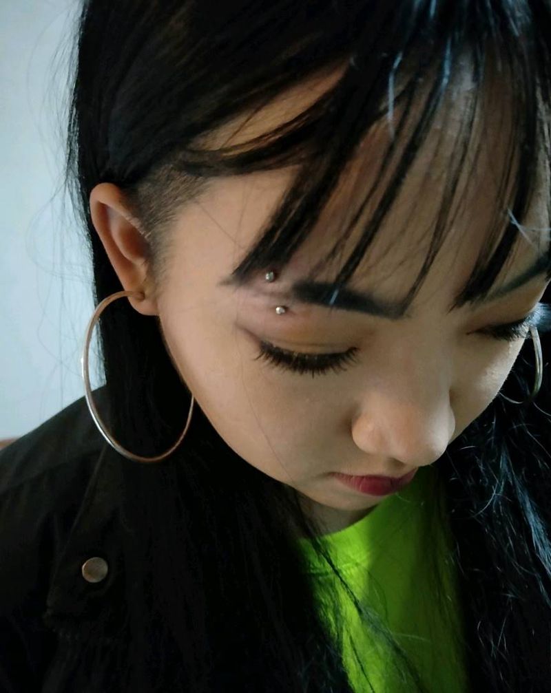 眉骨钉一枚纹身图片_颈部点刺纹身图案