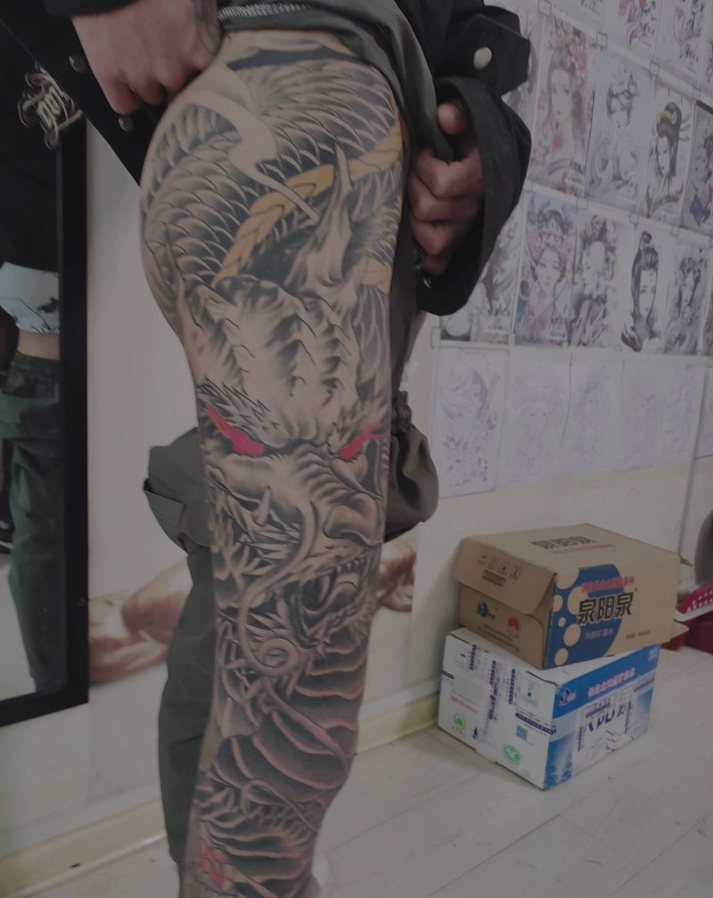 盘龙腿纹身图片_腿部新传统纹身图案