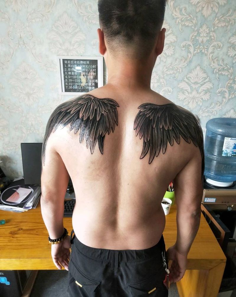 小翅膀纹身图片_背部纹身图案