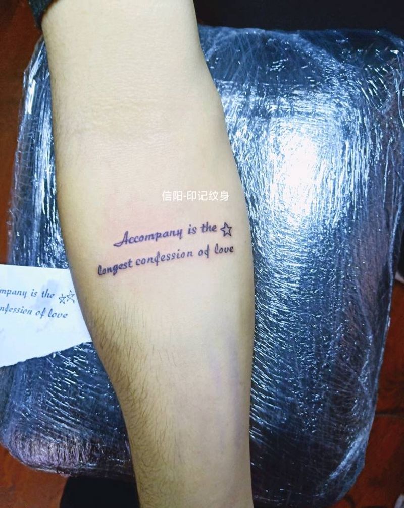 字母小文身纹身图片_手臂纹身图案