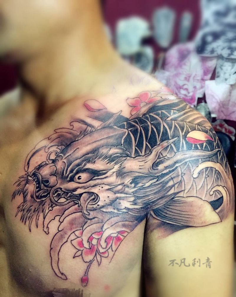 熬鱼，鲤鱼化龙纹身图片_手臂背部肩部成品传统动物鲤鱼纹身图案