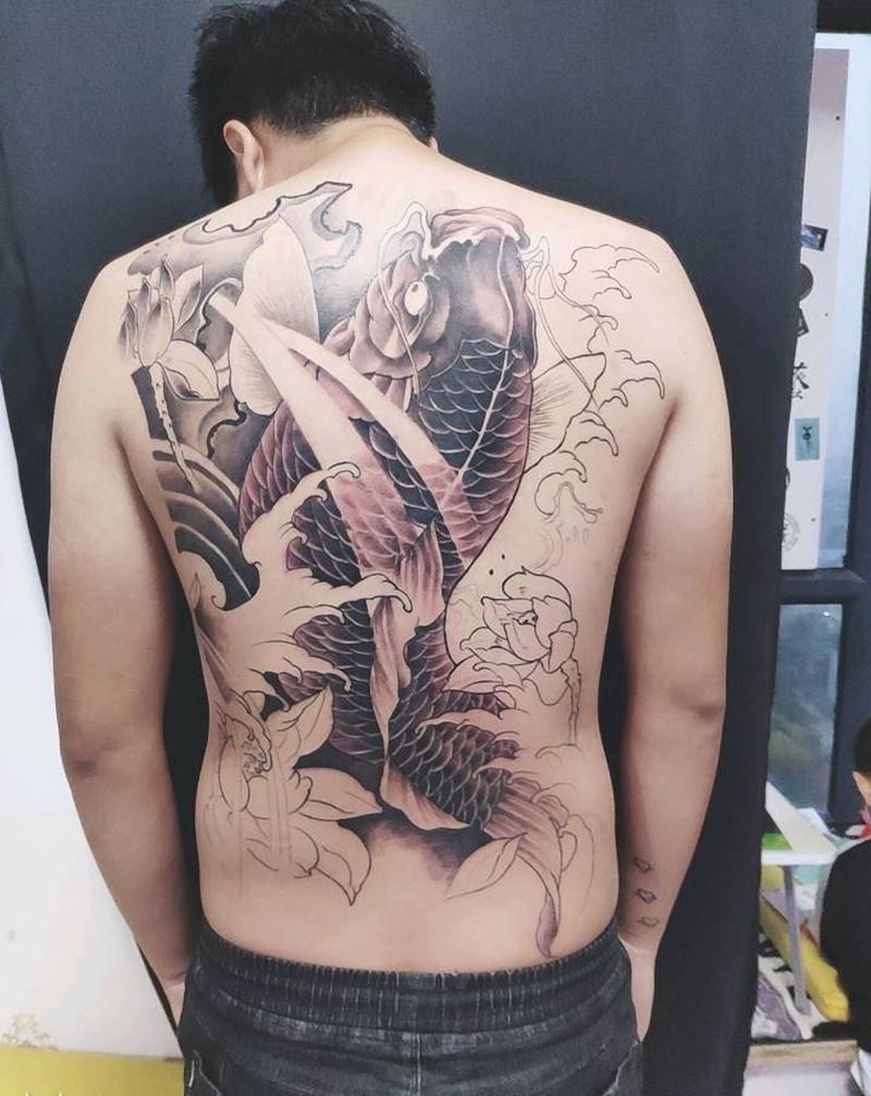 满背鲤鱼纹身图片_背部新传统纹身图案