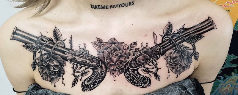 女生花胸纹身图片_胸部欧美写实新传统纹身图案