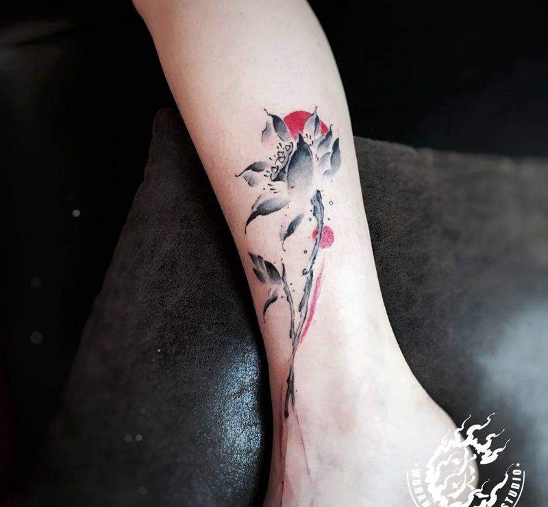 莲纹身图片_脚部腿部水彩水墨纹身图案