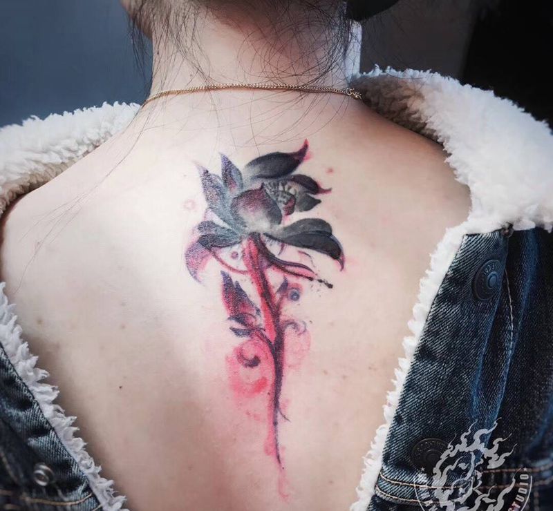 莲纹身图片_背部水彩纹身图案