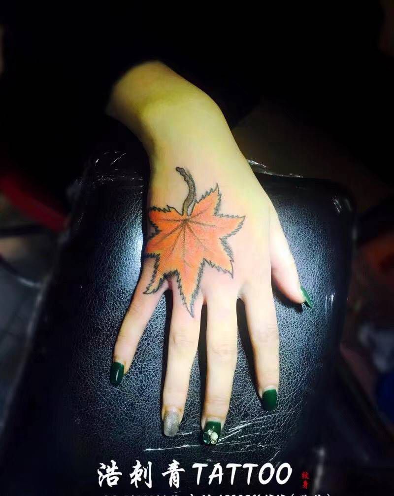 枫叶纹身图片
