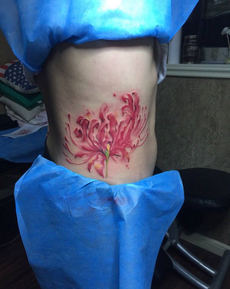 彼岸花纹身图片_腰部水彩纹身图案