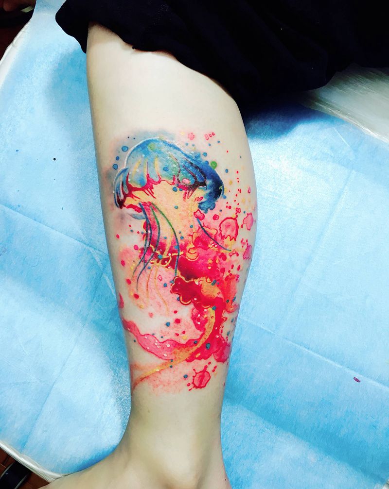 水彩泼墨风格水母纹身图片_腿部纹身图案