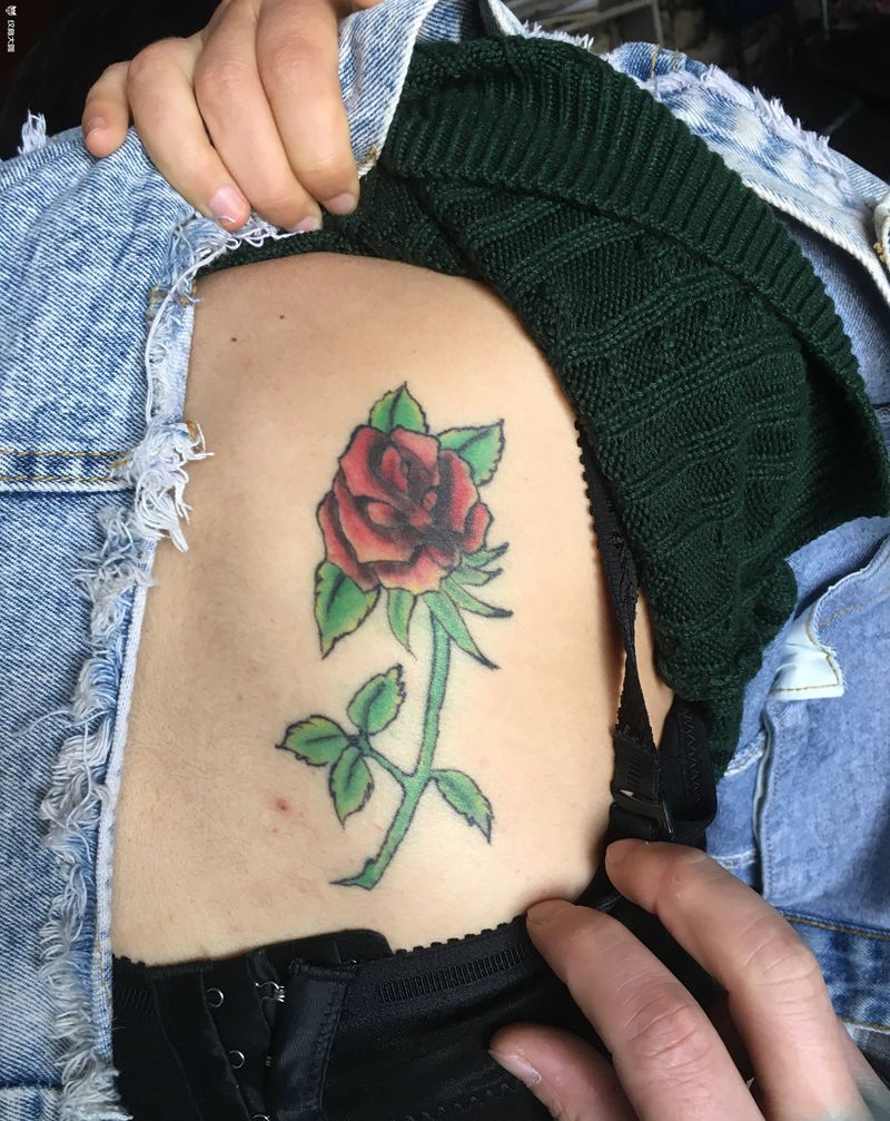 玫瑰修改 水彩泼墨风格纹身图片_背部水彩纹身图案