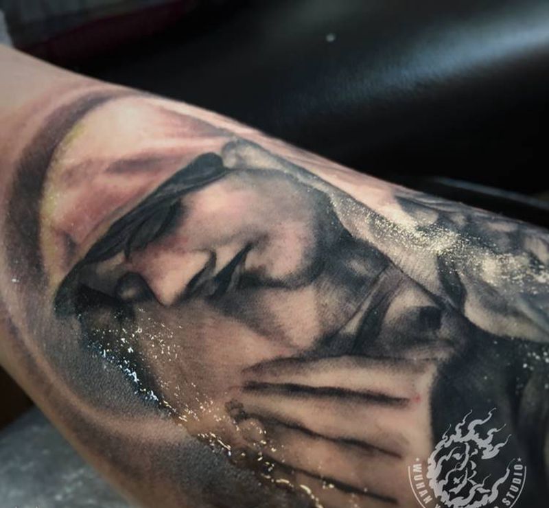 圣女未完纹身图片_手臂欧美写实纹身图案