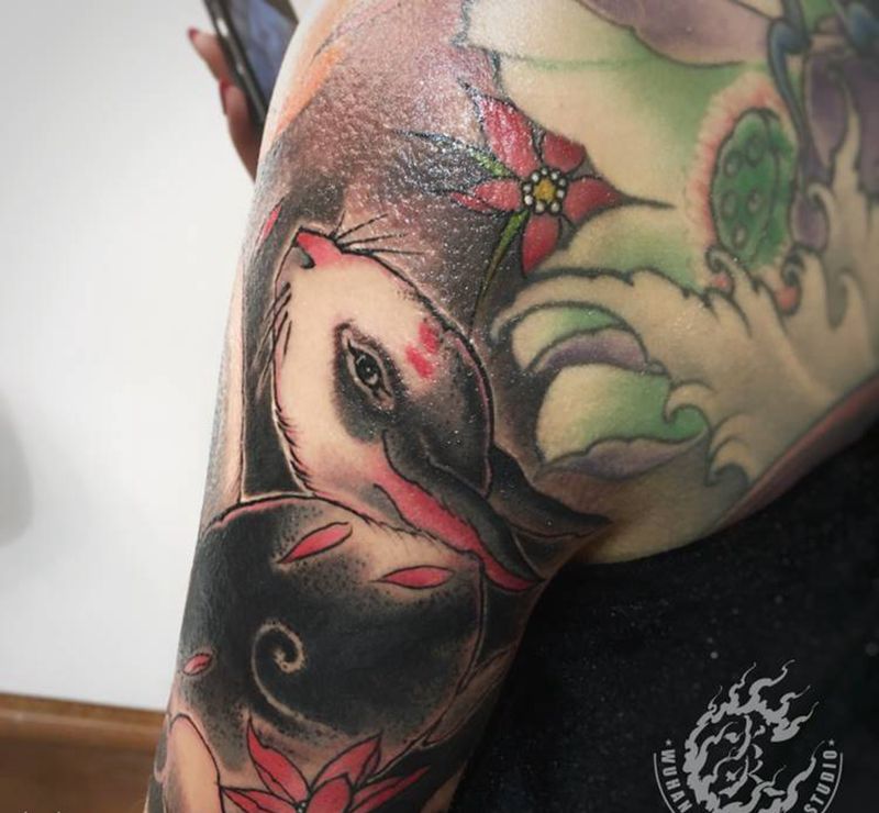 大臂兔子遮盖纹身图片_手臂新传统纹身图案