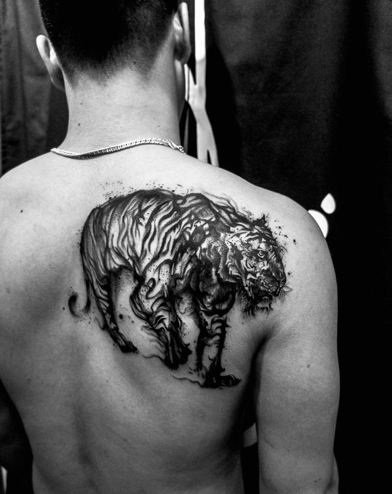 虎纹身图片_肩部背部水墨水彩纹身图案