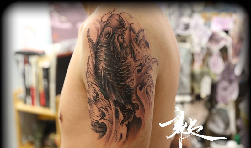 锦鲤纹身图片_肩部老传统鱼纹身图案
