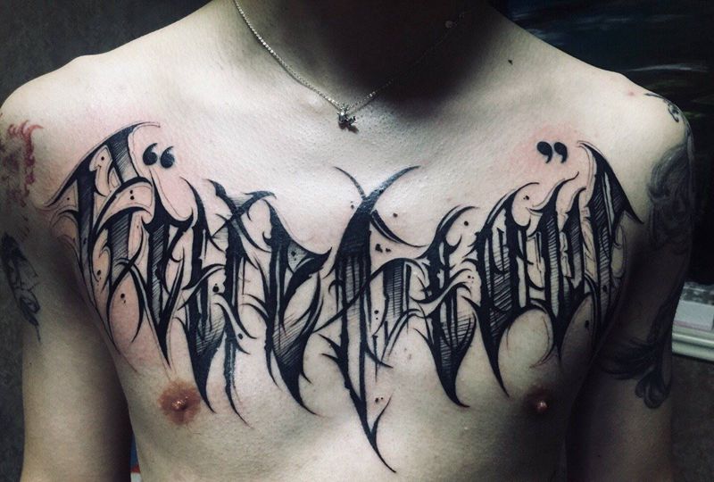 花体英文纹身图片_胸部纹身图案