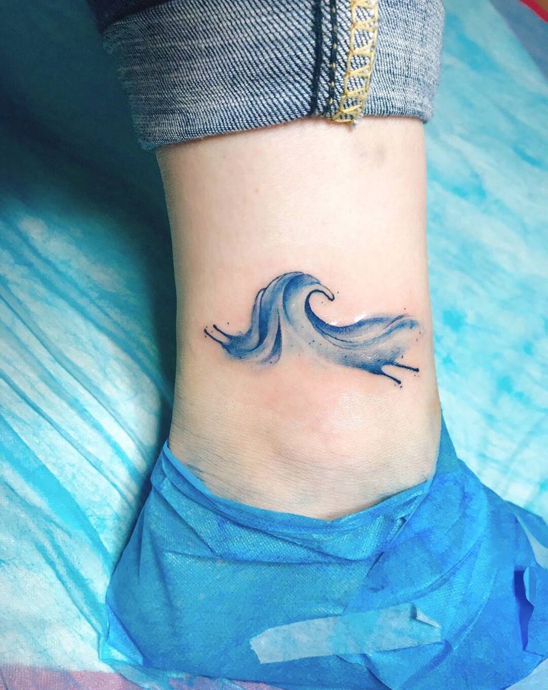 脚踝小浪花。纹身图片