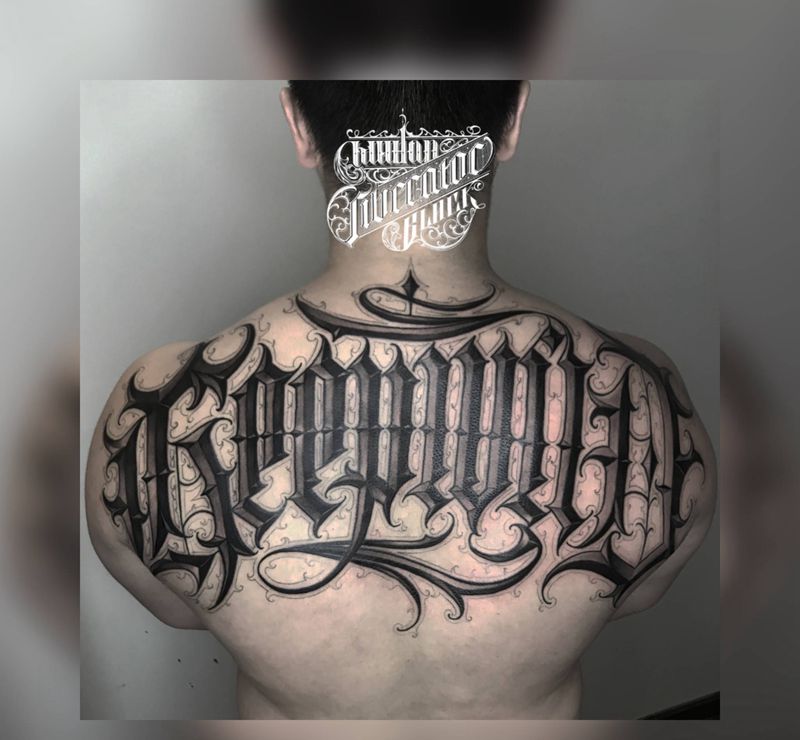 UVB2纹身图片_背部花体字纹身图案