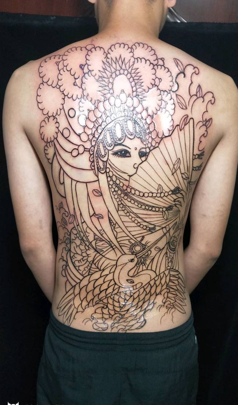 满背花旦纹身图片_背部新传统花旦纹身图案