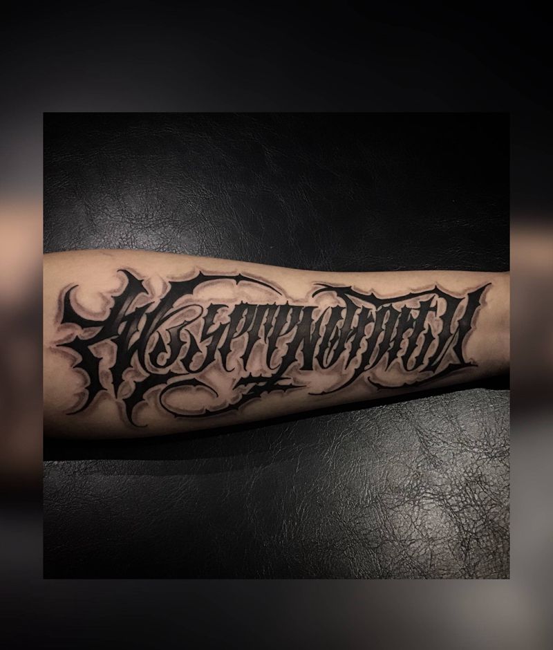 UVB2纹身图片_手臂花体字纹身图案