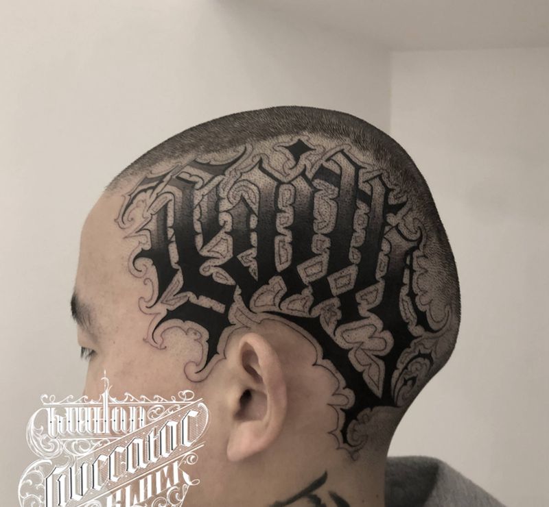 UVB2纹身图片_颈部花体字纹身图案