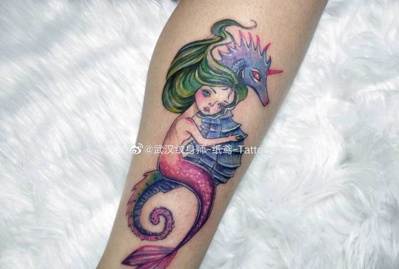 娃娃海马纹身图片_腿部纹身图案