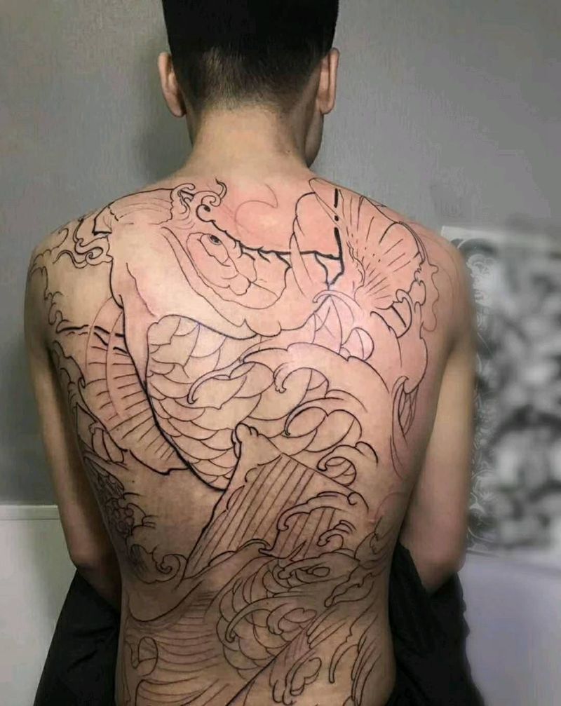 满背鲤鱼线条纹身图片_背部新传统纹身图案