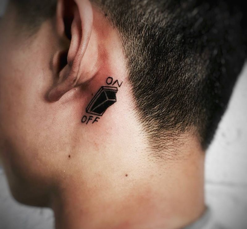 小图和一个遮盖纹身图片_成品颈部清新欧美字符鬼神纹身图案