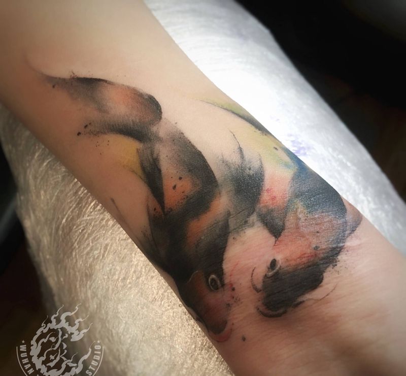 水墨双鱼遮盖纹身图片_手臂水彩纹身图案