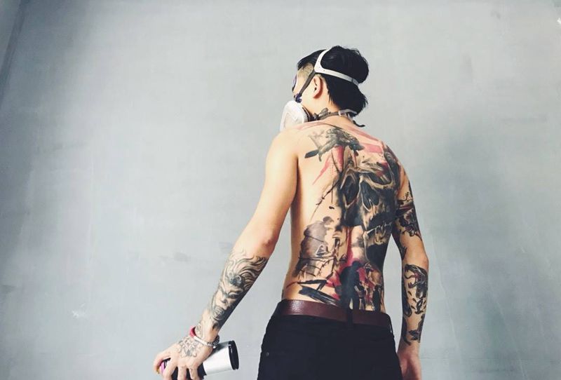 满背垃圾桶波尔卡纹身图片