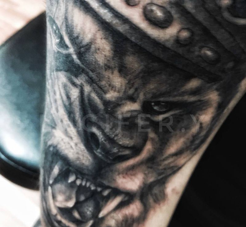 狮子皇冠纹身图片_成品手臂欧美动物静物纹身图案