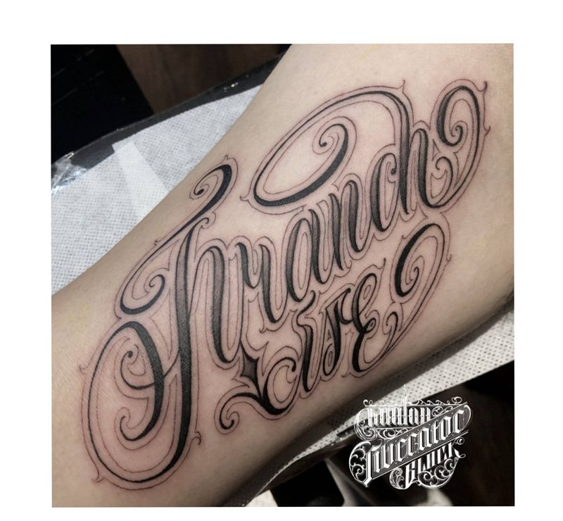 UVB2纹身图片_手臂手部花体字纹身图案