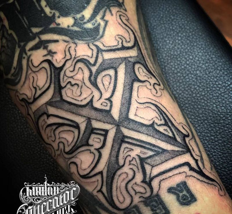 UVB2纹身图片_手臂花体字纹身图案