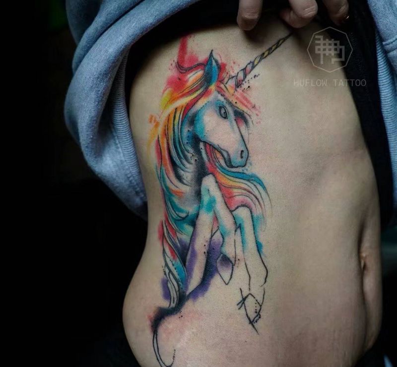 水彩独角兽纹身图片_腰部腹部水彩水墨纹身图案