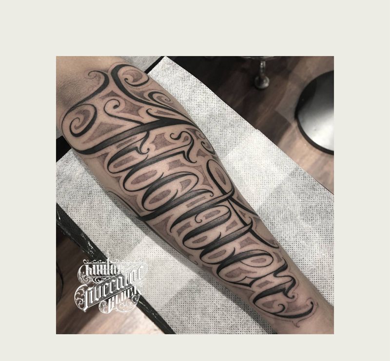 UVB2纹身图片_手臂手部花体字纹身图案