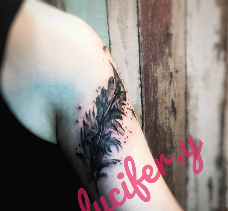 泼墨羽毛纹身图片_成品肩部清新动物纹身图案