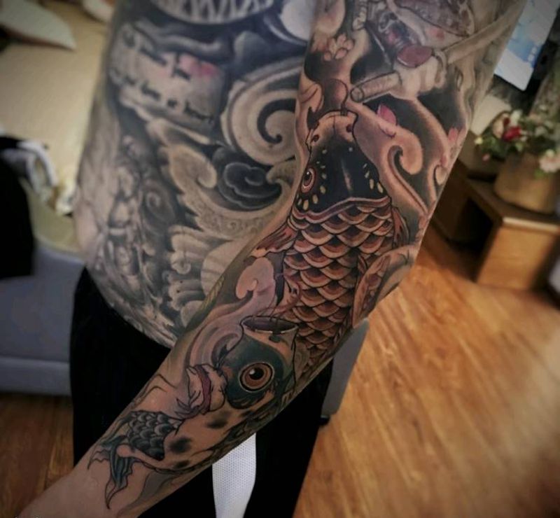 猫吃鱼，鲤鱼旗纹身图片_手部手臂新传统鱼猫纹身图案