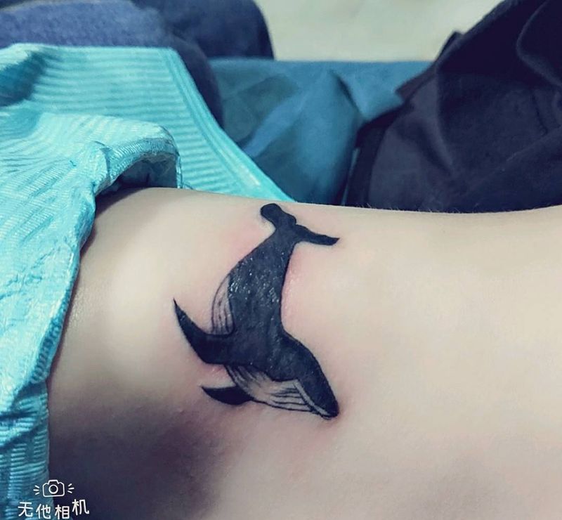 鲸落纹身图片_腰部腹部纹身图案